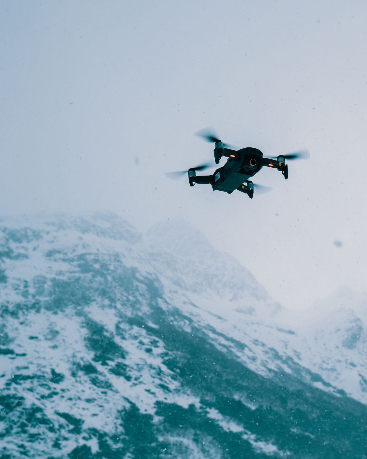 Drone en vol au-dessus de montagnes enneigées
