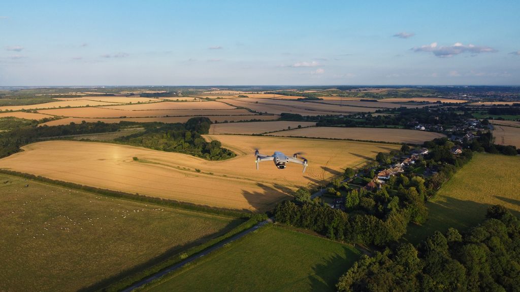 Drone survolant des terres agricoles, prise de vue aérienne pour relevés et photogrammétrie