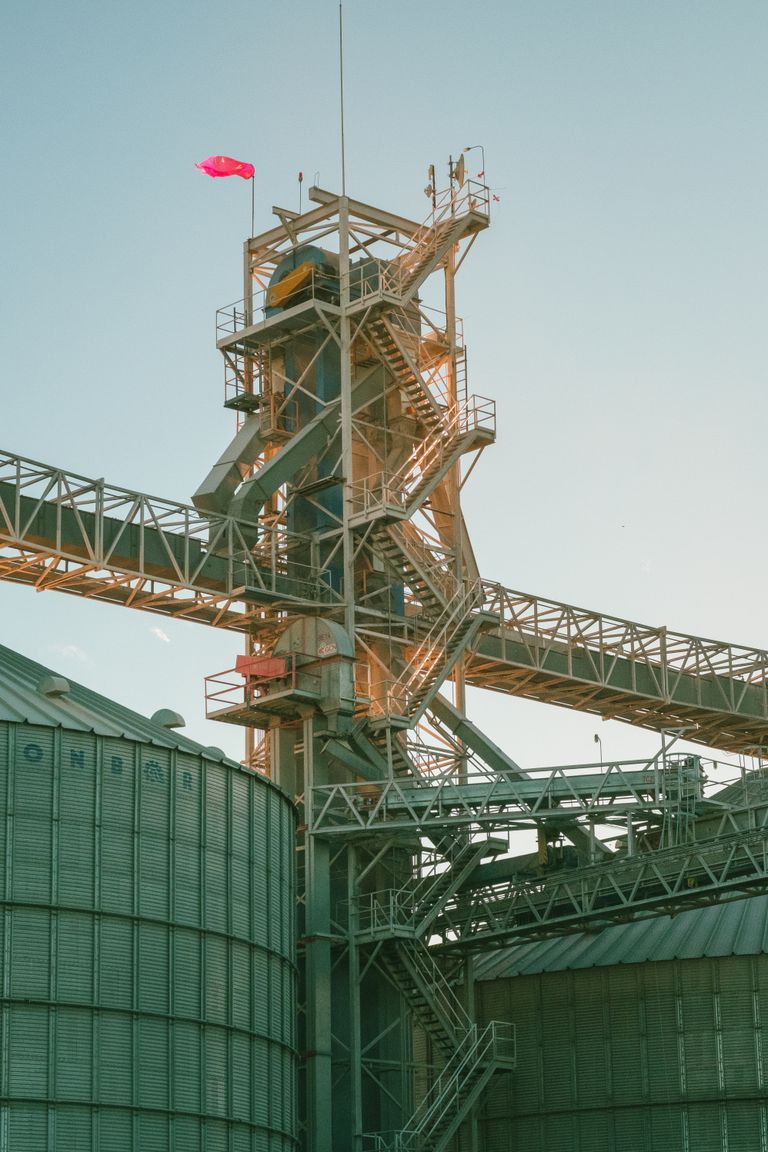 Structure industrielle avec passerelles et escaliers métalliques