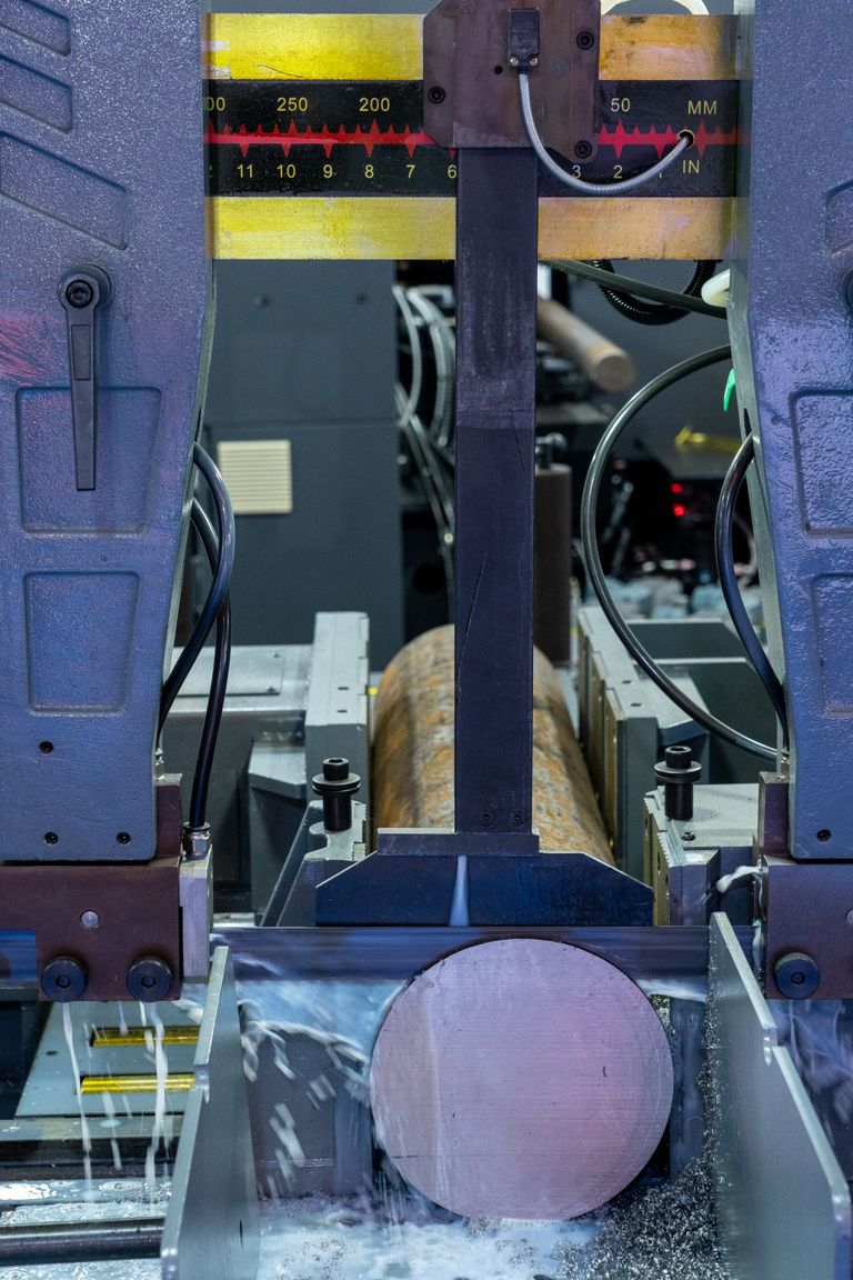 Gros plan sur une machine de découpe de métal en fonctionnement