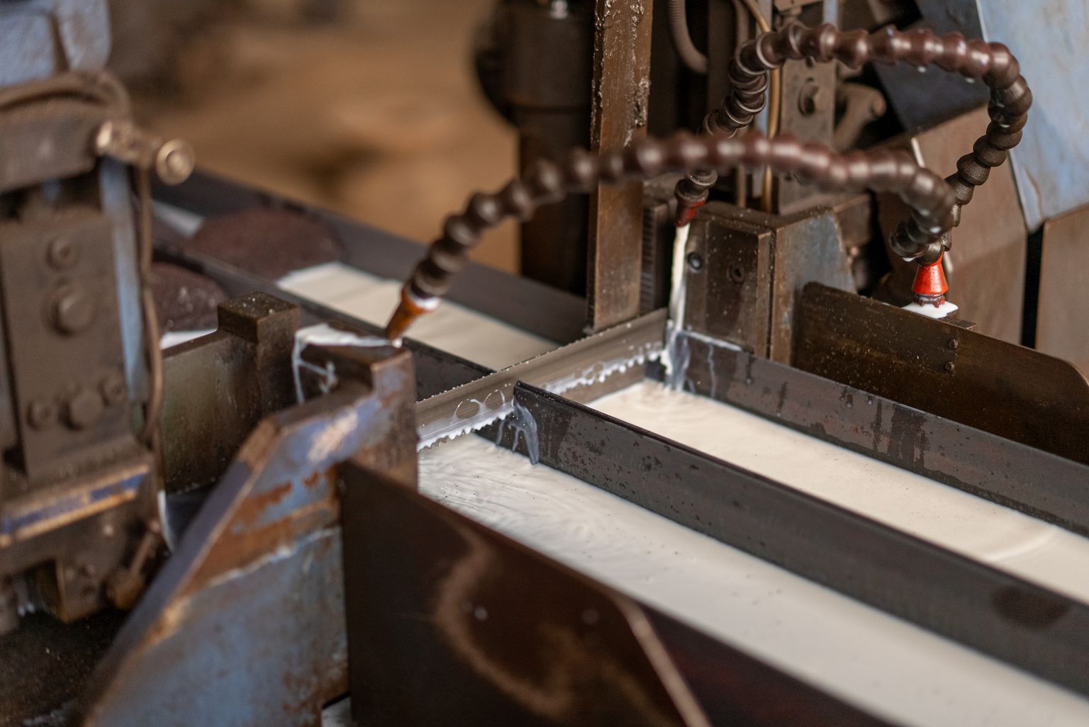 Machine de découpe de métal en fonctionnement avec arrosage de liquide de coupe