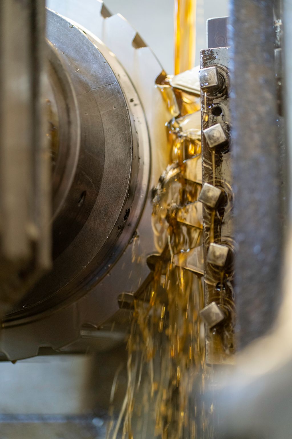 Machine d'usinage en fonctionnement avec lubrification à l'huile