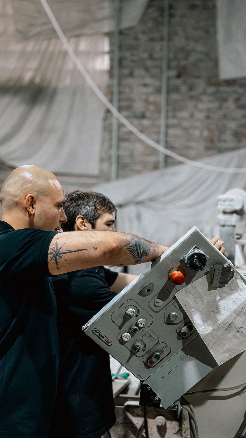 Deux techniciens intervenant sur une machine de production en milieu industriel